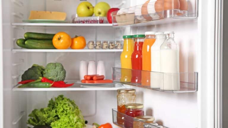 Les 15 aliments à éviter dans votre réfrigérateur : les erreurs courantes à ne pas commettre